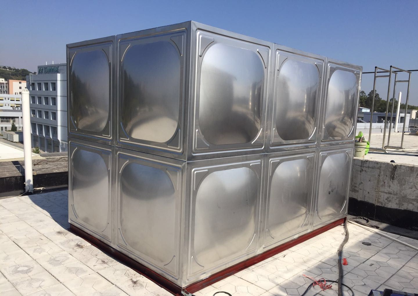 無錫304不銹鋼水箱出水管的位置