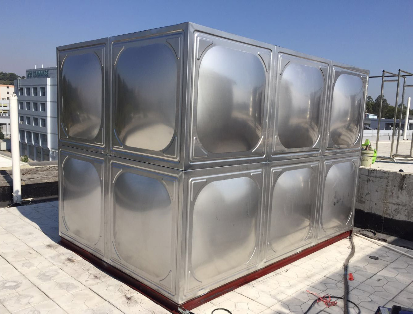 不銹鋼水箱到底是方的還是圓的，他們之間到底有哪些不同？